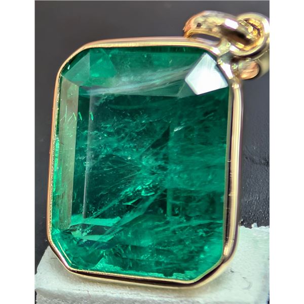 10K(1.35G), LAB EMERALD VIVID GREEN (5.2CT) PENDANT, SUGGESTED RETAIL VALUE $1600