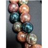 Image 2 : FANCY COLOR SHELL PEARLS 16" NECKLACE, SUGGESTED RETAIL VALUE $400