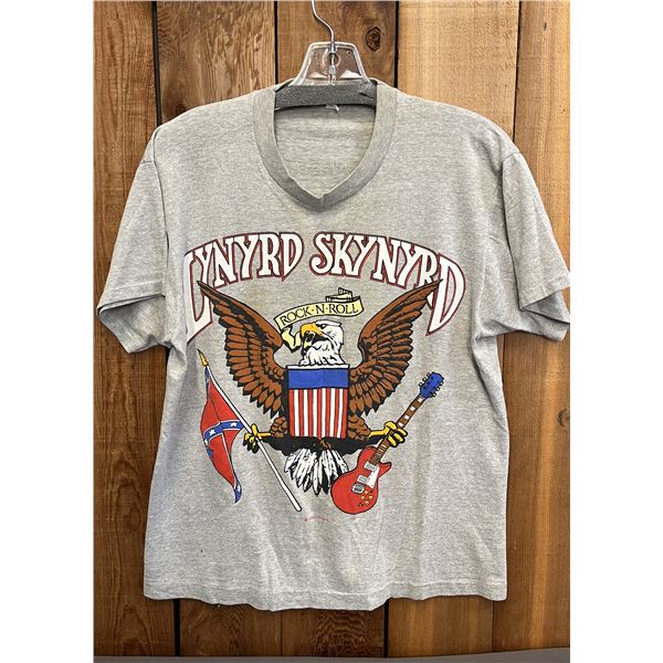VINTAGE SIZE SMALL LYNYRD SKYNYRD 10 YEARS LATER THE MUSIC CONTINUES T-SHIRT