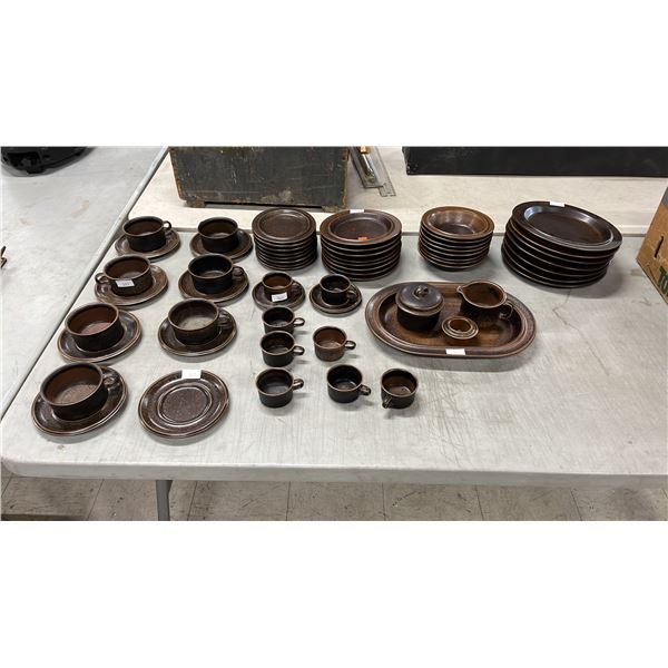 40+ PIECES OF VINTAGE ARABIA FINLAND "RUSKA" STONEWARE
