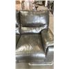 Image 4 : 3-PC SECTIONAL RECLINING SOFA (SOME COSMETIC DAMAGE)