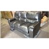 Image 5 : 3-PC SECTIONAL RECLINING SOFA (SOME COSMETIC DAMAGE)