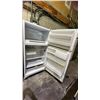 Image 2 : GE WHITE 30" WIDE SWING DOOR FRIDGE WITH TOP FREEZER