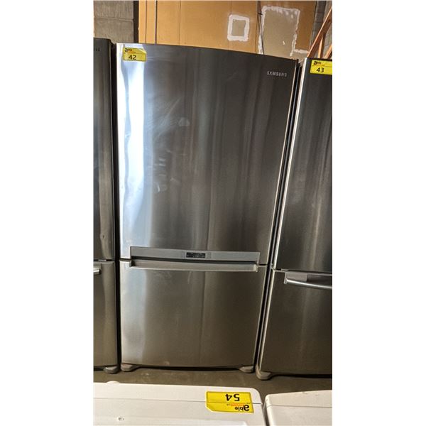 SAMSUNG 32" WIDE STAINLESS STEEL SWING DOOR FRIDGE WITH BOTTOM FREEZER