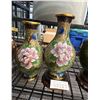 Image 4 : SHELF OF ASSORTED VINTAGE CLOISONNE VASES