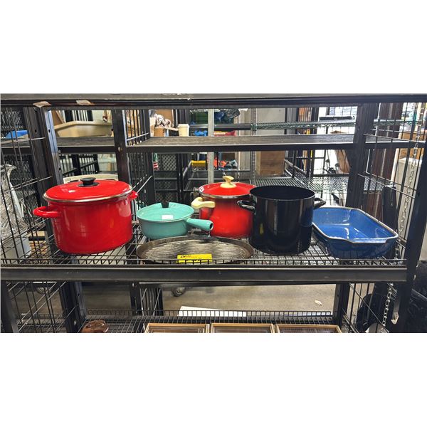 SHELF OF ASSORTED COOKWARE: STOCK POTS, CERAMIC CASSEROL, CAST IRON SIZZLE PAN (NO HANDLE) & MORE
