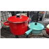 Image 3 : SHELF OF ASSORTED COOKWARE: STOCK POTS, CERAMIC CASSEROL, CAST IRON SIZZLE PAN (NO HANDLE) & MORE