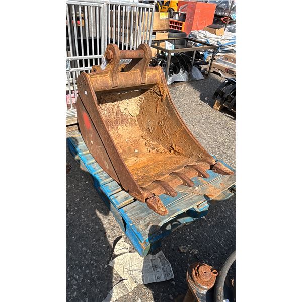 EXCAVATOR DIGGING BUCKET WITH TEETH
