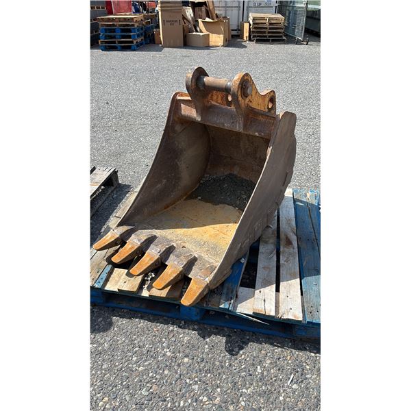 EXCAVATOR DIGGING BUCKET WITH TEETH