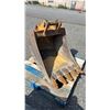 Image 2 : EXCAVATOR DIGGING BUCKET WITH TEETH