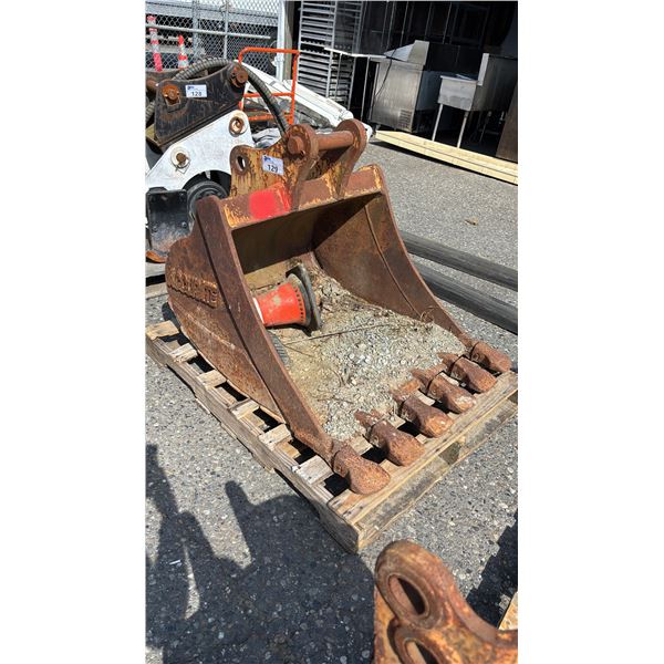 ACCURATE EXCAVATOR DIGGING BUCKET WITH TEETH