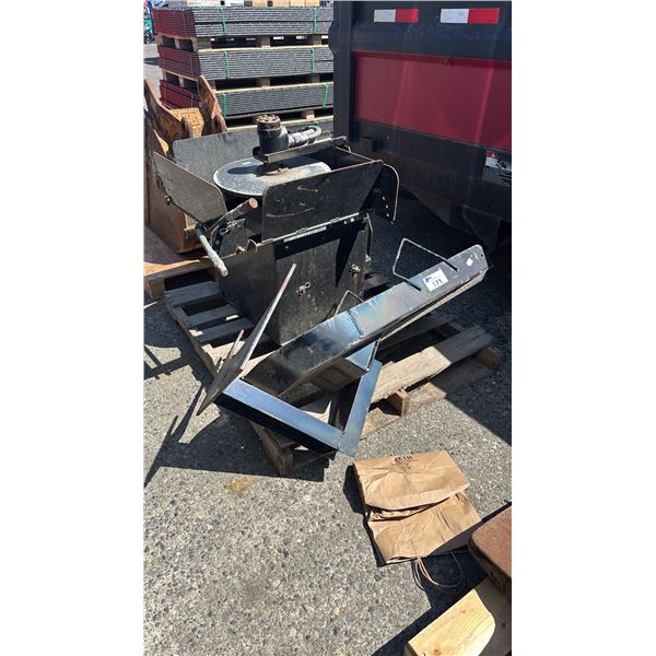 SALT DOGG HYDRAULIC SALT/SAND SPREADER 171