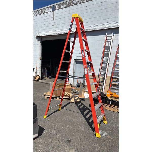 WERNER 10' FIBERGLASS LADDER *REAR RUNG DAMAGE*