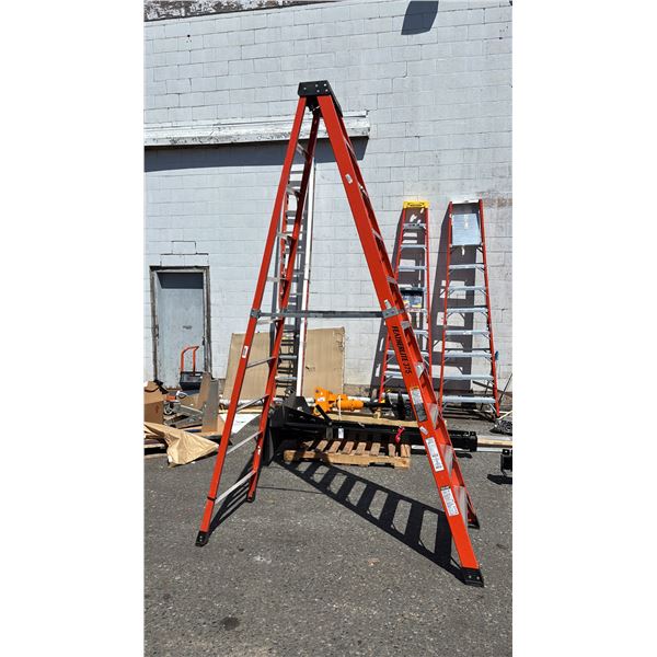 FEATHERLITE 10' FIBERGLASS LADDER *PLASTIC TOP DAMAGED*
