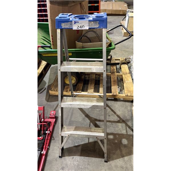 METAL 4' FOLDING LADDER