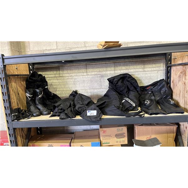 SHELF OF ASSORTED MOTORCYCLE PROTECTIVE GEAR INCLUDING; PANTS, JACKET & MORE