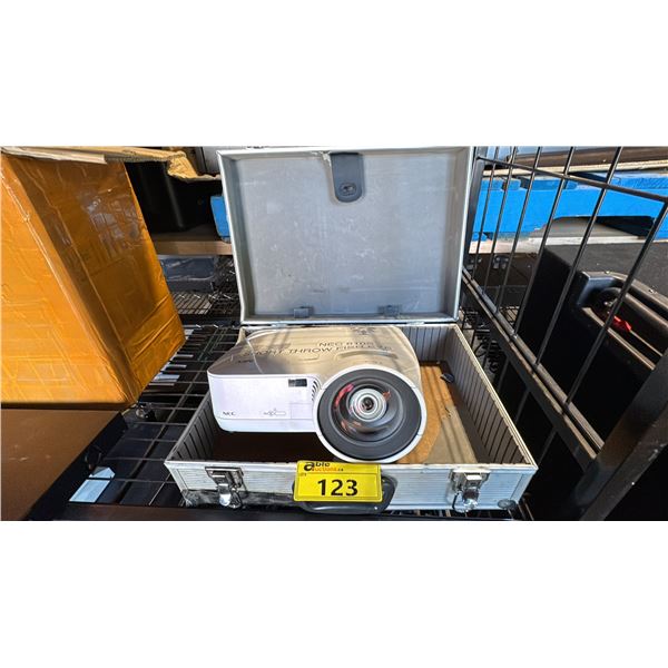 NEC NP610S 3LCD PROJECTOR IN HARDSHELL CASE
