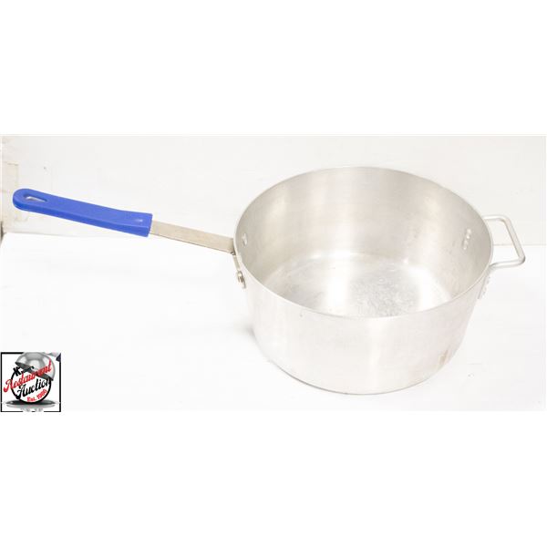 APPROX 10.5 US QUARTS SAGETRA ALUMINUM POT