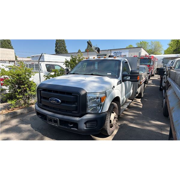 2015 FORD F350 SUPERDUTY, 2DR FLAT DECK, WHITE, VIN 1FDRF3G68FEB27541,