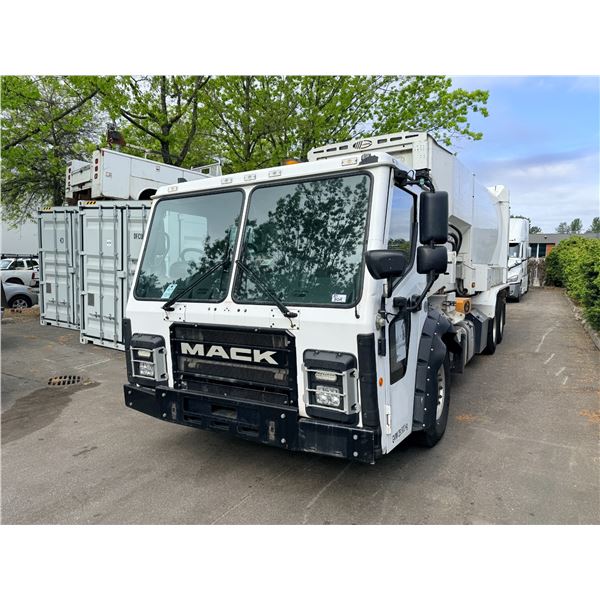 2018 MACK LR600, 2DR GARBAGE TRUCK, WHITE, VIN 1M2LR05C6JM003111,