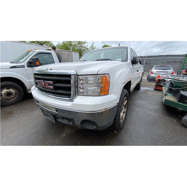 2011 GMC SIERRA SLE, 4DR CREW CAB, WHITE, VIN 1GTR2VEA8BZ457041,
