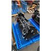 Image 2 : GIYI GY-XKH39 39" MINI SKID STEER HYDRAULIC 4-IN-1 BUCKET ATTACHMENT