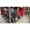 Image 4 : AGT INDUSTRIAL SDA-140W RED GAS POWERED PNEUMATIC TIRE RIDE ON MINI SKID STEER WITH ATTACHED 44"W