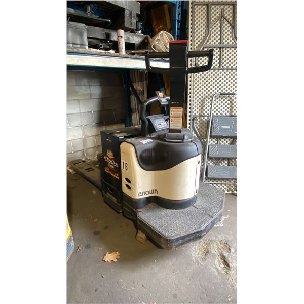 CROWN PE4500-60 HEAVY DUTY 6000 LB, 24V CAPACITY ELECTRIC WALKIE RIDER PALLET JACK-5521.2 HOURS