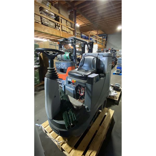ADVANCE EC4000 COMMERCIAL ELECTRIC RIDE-ON TOTAL CARPET CARE SYSTEM WITH BRUSH *NO KEY,