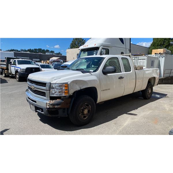 2008 CHEVROLET SILVERADO 2500HD, 4DR PICKUP, WHITE, VIN 1GCHC29KX8E139030,