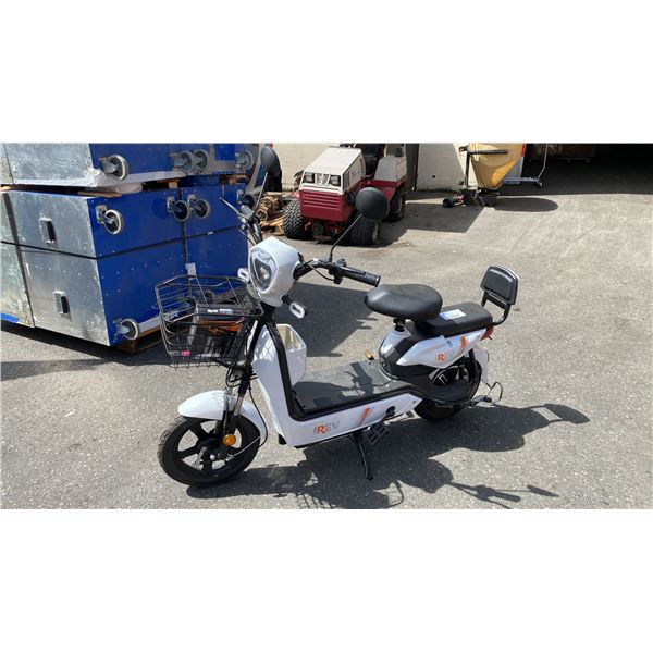 IREV HIGH-END 2 WHEELED 2 SEAT ELECTRIC BIKE WITH CHARGER COLOR WHITE *PARTS ONLY, NON RUNNING*