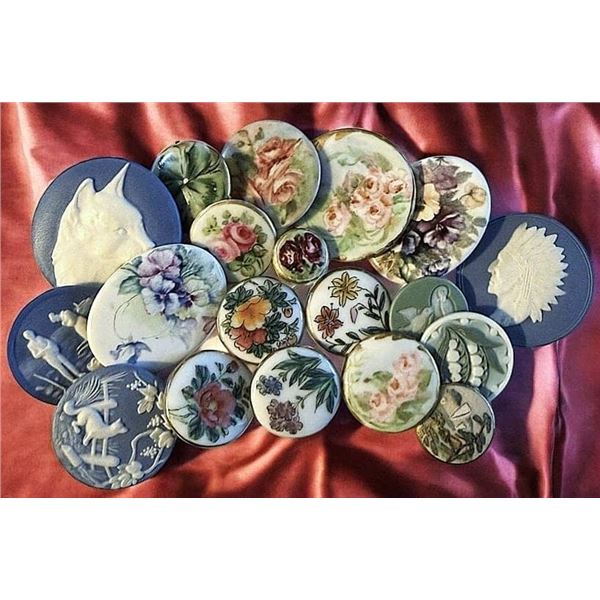 A BAG LOT OF DIVISION ONE AND THREE CERAMIC BUTTONS