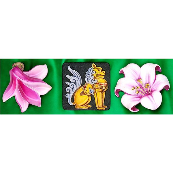 A SMALL CARD OF DIVISION 3 PICTORIAL PORCELAIN BUTTONS