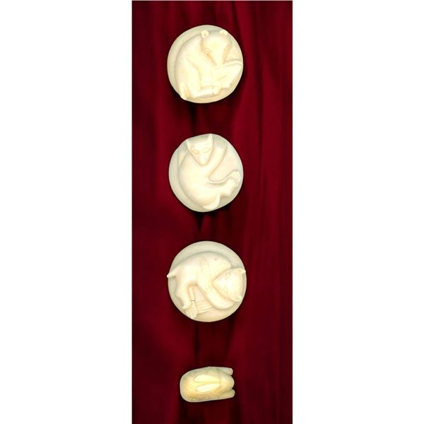 A SMALL CARD OF DIV. 1  NATURAL MATERIAL  BUTTONS