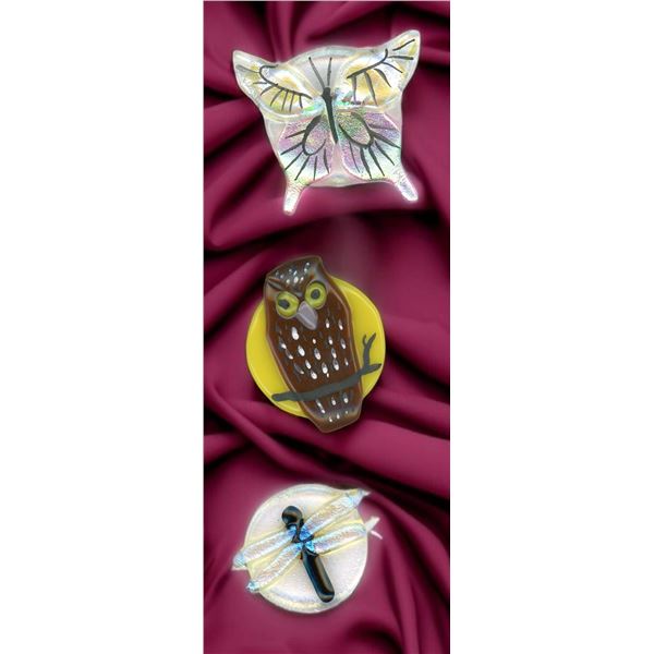 A SMALL CARD OF DIVISION THREE GLASS ARTIST BUTTONS