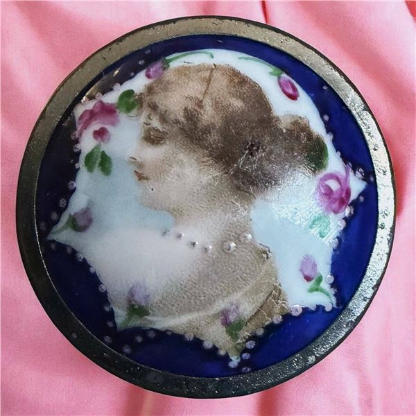 A DIVISION ONE HAND PAINTED PORCELAIN IN METAL BUTTON