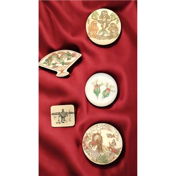 A SMALL CARD OF DIV. 1 & 3  NATURAL MATERIAL BUTTONS