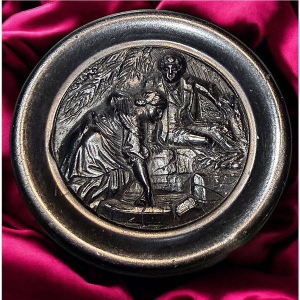 A DIVISION ONE BLACK MOLDED PICTORIAL HORN BUTTON