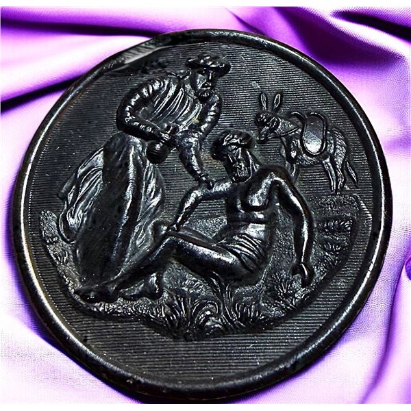 A DIVISION ONE PICTORIAL HORN BUTTON