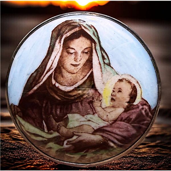 A DIVISION THREE PICTORIAL ENAMEL BUTTON