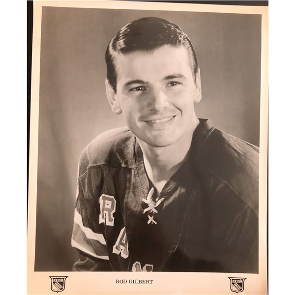 1965 NEW YORK RANGERS 8"x10" PUBLICITY PHOTO - ROD GILBERT (HOF)
