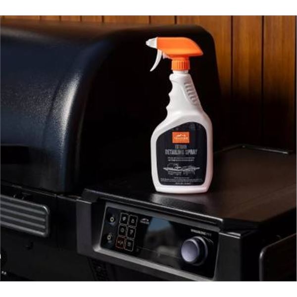 Traeger Exterior Detailing Spray With Spray Bottle