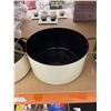 Image 5 : Ceramic Coated Cookware with Gold-Tone Handles and Glass Lids