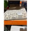 Image 2 : 36 in x 48 in Gray and White Patterned Rug