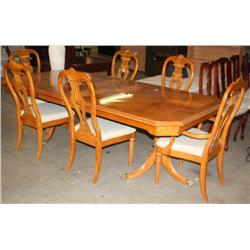 Dining Room Table & 6 Chairs w/ 2 Leafs