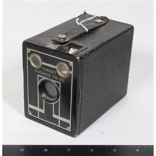 #1051 Vintage Kodak Target Brownie Six-20 Camera