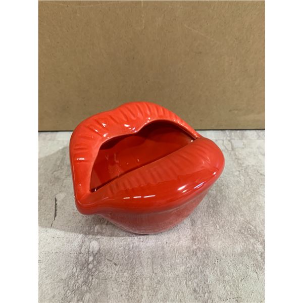 Creative Ceramic Ashtray With Lips Style