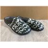 Image 2 : Womens Anti Slip Slippers Grey & White Size 9/10
