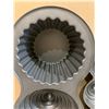 Image 5 : Wilton 4 Jumbo Cupcake Pan and 1 - Giant Cupcake Pan For Large 3D Cupcake