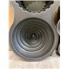 Image 6 : Wilton 4 Jumbo Cupcake Pan and 1 - Giant Cupcake Pan For Large 3D Cupcake